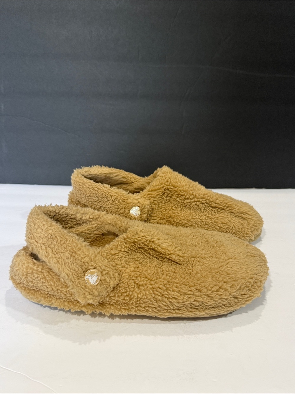 Crocs Cozy Teddy Fleece Slippers in Camel, size 9 women’s